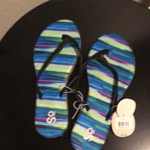 Black flip flops size small